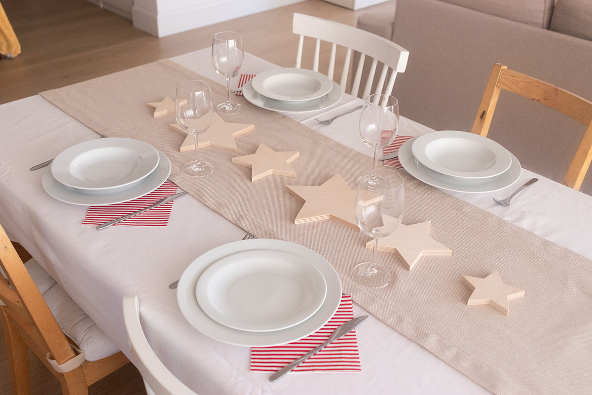 Una mesa de Navidad con estrellas de madera