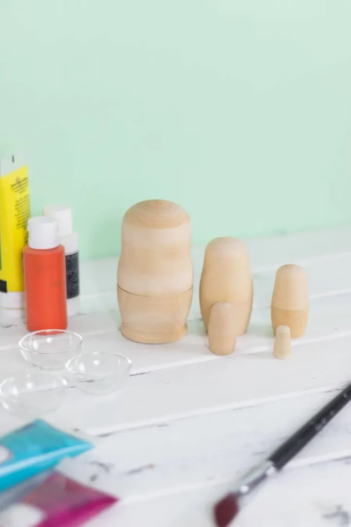 Prepara tu mesa con las matrioskas de madera natural y tu paleta de colores favorita