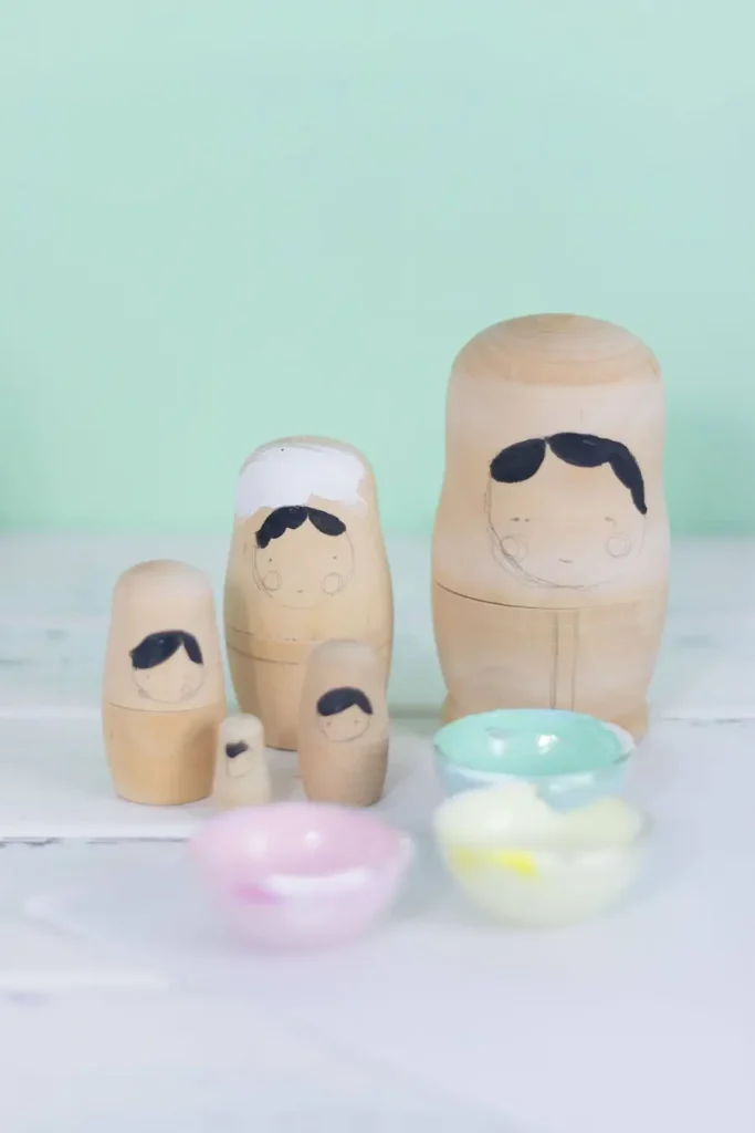 Dibuja suavemente el contorno de la cara y el pelo con un lápiz