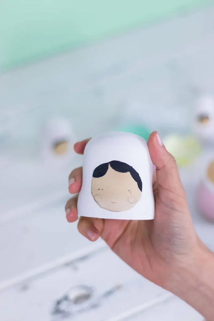 Deja la madera natural vista para la cara y pinta el resto de blanco