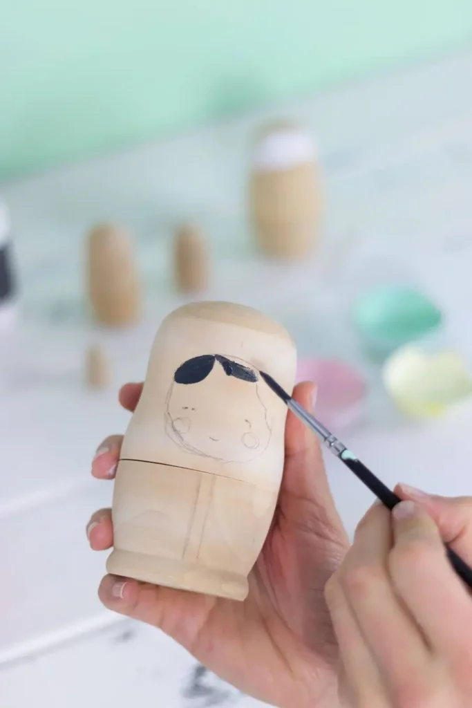 Con un pincel fino, rellena el cabello con cuidado