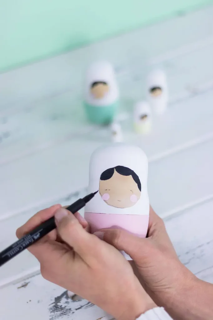 Usa un rotulador de punta fina para dibujar una cara dulce y sencilla