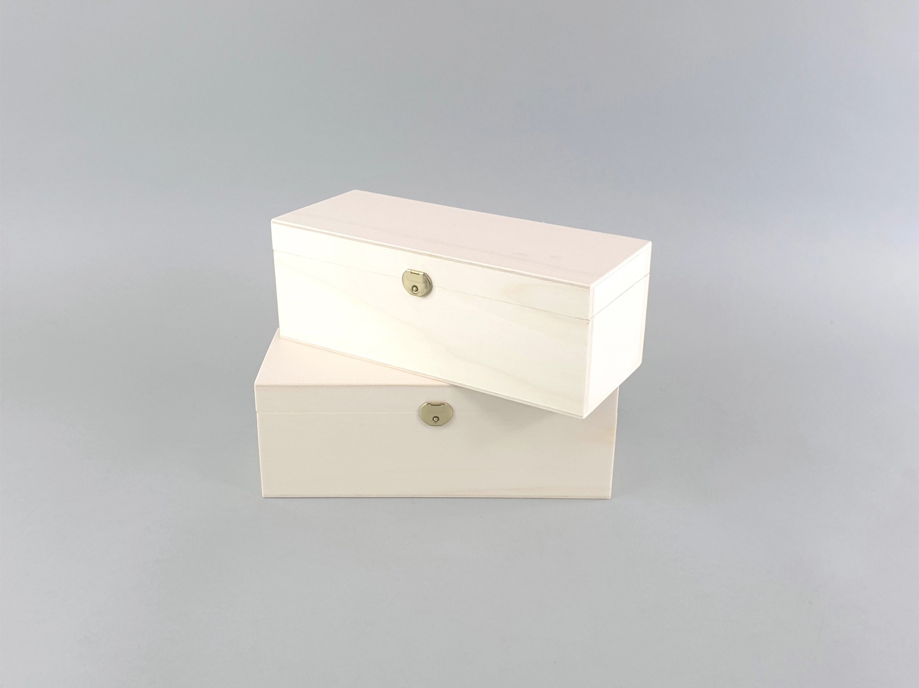 Wooden box 27x11x10 cm. with hinge and clasp Ref.C42