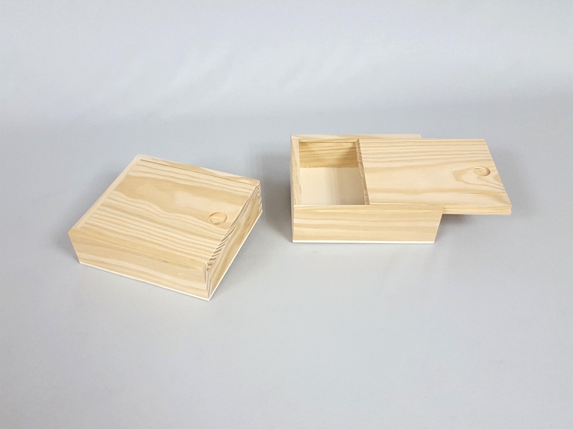 Caja madera de pino 13x12x4 cm. c/Tapa Corredera Ref.P53C16