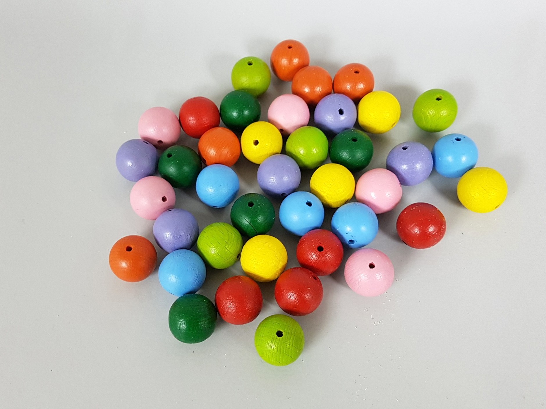 Colored wooden balls Ø20 mm. w/T.P. 3 mm