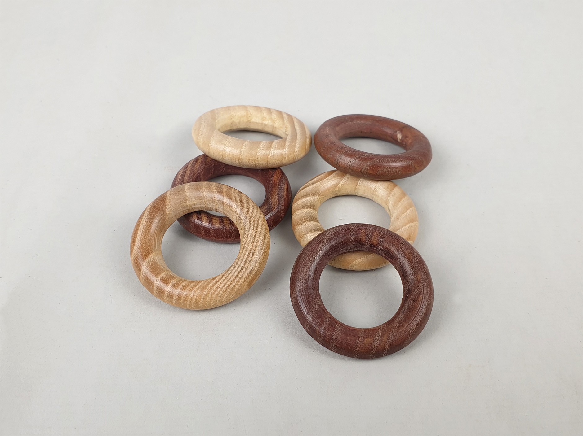 Wooden rings Ø3,5 cm. varnished Ref.135